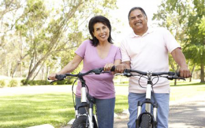 pareja de ancianos en bicicleta